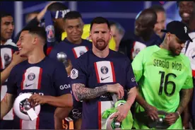 为什么梅西离开巴黎欧洲哄抢，C罗离开曼联无人问津图片