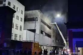 隐患曝光丨报警装置只剩灯，消火栓“藏”在货堆里！身处险境却浑然不知…图片