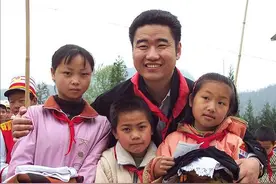 丛飞后悔没？资助183个"白眼狼"，妻子被熊孩子砸死，遗女成孤儿图片