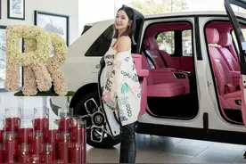 女星克拉拉获老公赠劳斯莱斯，粉红车厢极梦幻，住半亿豪宅当阔太图片