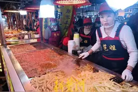 “义乌日收入9184元摆摊夫妇”走红背后：摊位年租34万元，夜市每天3万人次图片