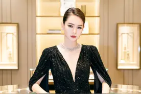 37岁戚薇活动生图曝光，真人巨瘦巨白，网友直呼脸只有女生拳头大图片