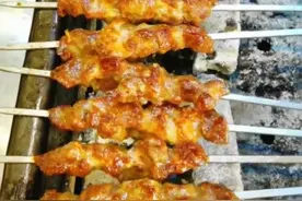 烧烤店烤羊肉串，烧烤师傅零基础教学，这样你还说学不会吗？图片