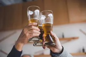 酒瘾自测：喝酒有这4种情况，别不承认，你已经是“酗酒者”图片