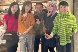 狄波拉春节与丈夫去拜年，一身翠绿色好上镜，关之琳也在还喝了酒图片