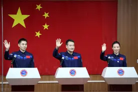我军航天员翟志刚，与战友返航后，享受一个特殊待遇，家人迎接图片