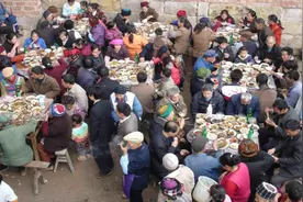 西安长安区一富商结婚，河南一家前去祝贺，随2600开席惊呼：真阔图片