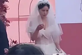 新郎擦嘴新娘干呕，新人接吻反应引宾客爆笑，“对浪漫有点过敏”图片