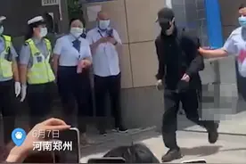 时代少年团马嘉祺再战高考！大批粉丝陪考，考场外尖叫不断太混乱图片