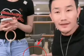 嘎子直播间带货牛仔裤，向女助理伸出“咸猪手”，网友：像个痞子图片