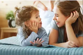 儿子11岁坐妈妈腿上对嘴亲，女人闭眼享受：儿子跟我关系好！图片