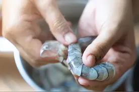 2018年，江苏一大妈洗虾时手被扎破未处理，3天后抢救无效死亡图片