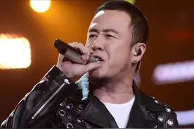 浪子杨坤：50岁流连花丛、沉迷酒肉，抱美女不撒手图片