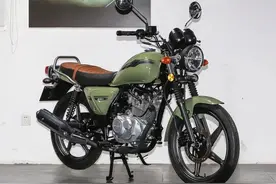 万元内最有味道的复古摩托 铃木酷飚150图片