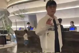 陈思诚再次起飞！穿万元衬衣现身酒店，身后跟4位美女，颜值抢镜图片