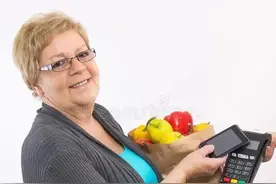 真后悔给老爸买了智能手机图片