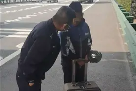 13岁留守男孩拉着行李箱离家走上高速，咸阳交警送他回家图片