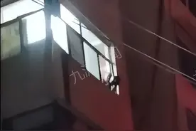 8旬老太深夜敲盆，不锈钢盆敲烂3个图片