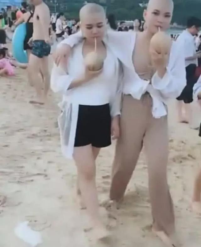 搔首弄姿，与游客寻欢作乐五台山美貌“尼姑”为何能如此放肆？