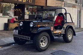 香港街拍：偶遇老款Jeep，挂三菱车标，没有顶棚，内外整洁图片
