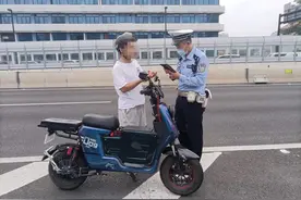 如何正确佩戴安全头盔丨夏季整治百日行动——严管电动自行车图片