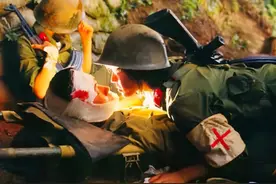 86年老山战役，19岁战士牺牲前不知爱情滋味，女护士献上感人一吻图片