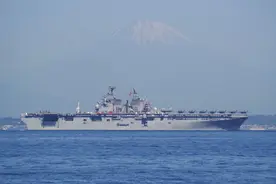 美军显摆闪电航母，甲板排列14架F35战机，055大驱前没有撒野机会图片