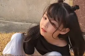 “无声天使”蓝妮妮，拥有逆天颜值却患罕见病，终于学会与人对视图片