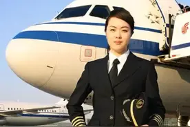 中国国航第一女机长：24岁跟飞，28岁晋升机长，美貌与实力并存图片