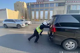 陇海快速路钱塘路上方二层高架突然出现严重拥堵 郑州交警三大队立即启动道路拥堵应急预案图片