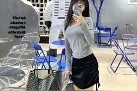 女子相亲买5位数的包，男子鼓励她选2个，脱身后果断拉黑对方图片