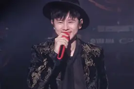 张杰快男五进三现场，竟飞来一只蝴蝶，或许是她美好祝福的化身图片