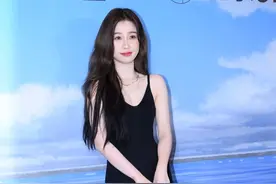 虞书欣才是“小腰精”，黑色吊带裙穿出无痕感，不凸不翘也挺美图片