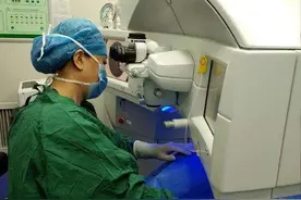 为何医生不做近视眼手术？是真的有副作用吗？眼科医生道出真相图片