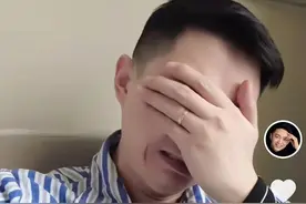 主持人李鑫遇事故骨折入院，穿病号服脸色苍白，当场诉苦掩面哭图片