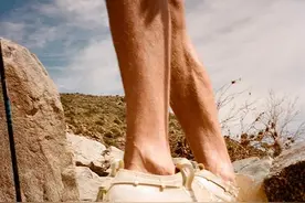 一旦穿过洞洞鞋，你这辈子就定型了图片