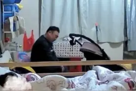 男子上班养妻子和两个孩子，压力太大崩溃痛哭，妻子：第一次见丈夫哭得那么伤心图片