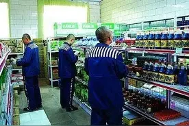 劳改犯在监狱里干活有工资吗？每个月能挣多少钱？能花多少钱？图片