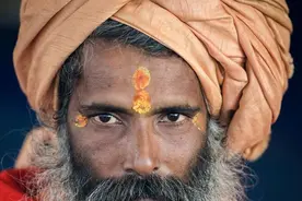 印度苦行僧称77年不吃不喝，专家在他住所装了摄像头，发现了奥秘图片