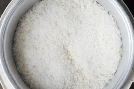 内胆有毒还致癌，电饭煲是肝癌的催化剂？安全使用，牢记2点图片