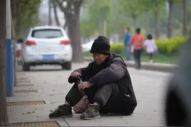 云南男子失联11年被寻回，哥哥：他被别人带去打工后一去不回图片