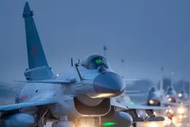 解放军说到做到，19架歼10破“台海中线”，一轮开火就能干垮对岸图片