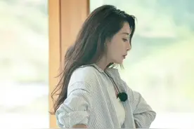 殷桃做“减法”式穿搭，简约时尚“中年少女”的形象管理太用心了图片