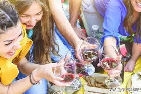 为什么喝酒后，有的人胆子变大，有的话特别多，有的倒头昏睡？图片