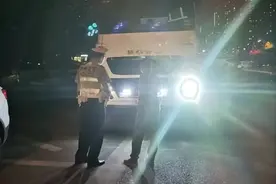 滥用远光灯？严查！图片