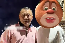 曝周立波移民美国太悠哉，胖到认不出头发快掉光，搂人合影没架子图片