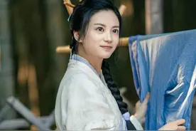 戏里亲姐弟戏外真情侣！《古相思曲》女主张雅钦被拍到和剧中弟弟扮演者车内热吻，疑似恋情曝光图片