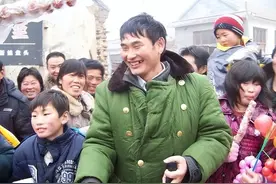 大衣哥翻车！商演连唱3首全跑调，主办方黑脸、网友怒斥：还钱图片