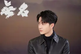 王一博开工造型，皮衣+黑毛衣简单帅气，完美展示型男魅力图片