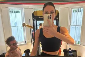 贝克汉姆跟48岁爱妻健身，光膀子出镜却被嫌不努力，贝嫂线条漂亮图片